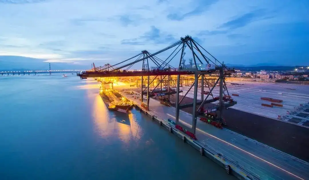 Quay cranes loading container vessels at a terminal