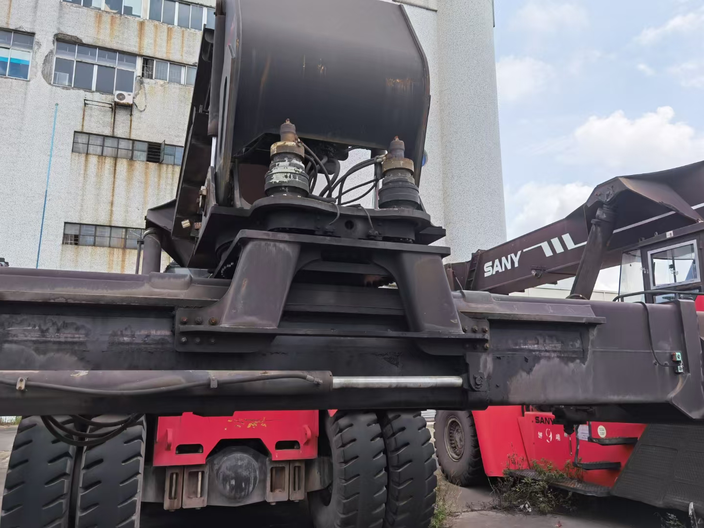 Field photo of heavy-duty chassis, wheel and tire assembly on a port machine